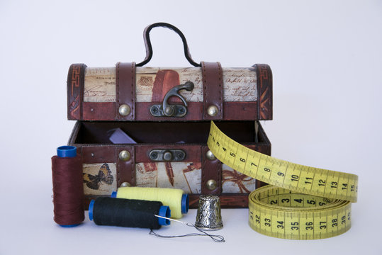 Conjunto de utensilios utilizados para peque&ntilde;os remiendos.