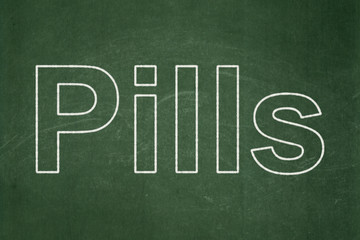 Obraz premium Healthcare concept: text Pills on Green chalkboard background