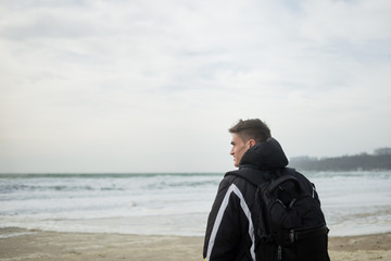 Fototapeta premium early morning traveler near the ocean
