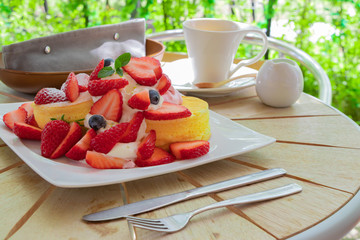 ベリーのパンケーキ　苺、ブルーベリー、コーヒー