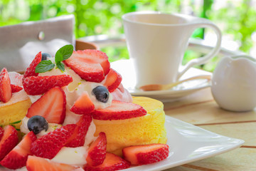 ベリーのパンケーキ　苺、ブルーベリー、コーヒー
