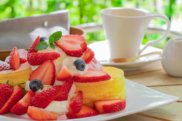 ベリーのパンケーキ　苺、ブルーベリー、コーヒー