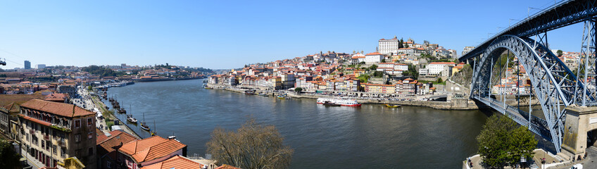 Fototapeta na wymiar Beautiful River Douro in the city of Porto in Portugal. The bridge that appears to the right is the Don Luis that connects the City of Porto to Vila Nova de Gaia.