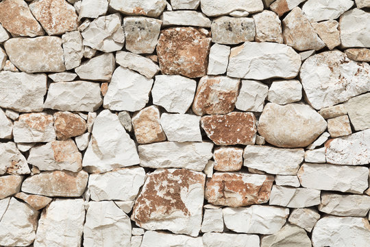 Muro di pietra di pietre naturali. Sfondo texture Brickwall.  Impiallacciature di pietra, parete di rivestimento in lastre impilate di  rocce naturali Foto stock - Alamy