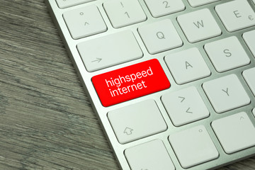 Ein Computer und eine Taste mit dem Hinweis auf schnelles Internet