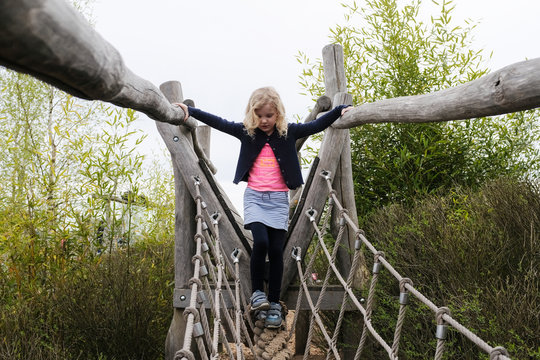 kletterparcour mit m&auml;dchen blond
