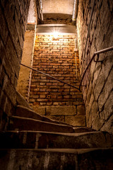 Alter Keller mit Treppe und Leuchte