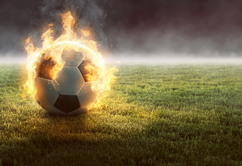 Ballon de football brûlant sur le terrain d& 39 herbe