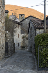 Fototapeta na wymiar Brugnello, borgo di montagna dell'alta val Trebbia