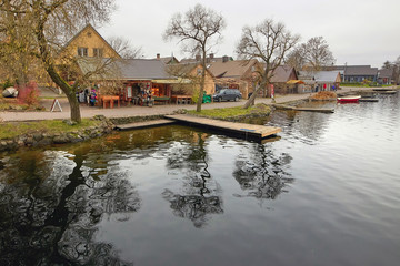 Obraz premium Trakai, Lithuania - November 7, 2017: embankment with small quays on the lake.