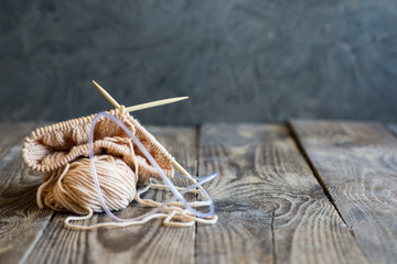tangles with a knitting thread on a wooden table