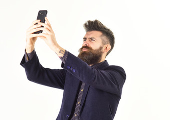 Naklejka premium Portrait of a cheerful bearded man taking selfie