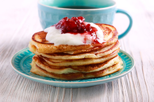 Buttermilk pancakes with yogurt and jam