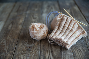 tangles with a knitting thread on a wooden table