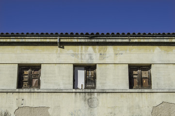 Fototapeta na wymiar Tres viejas ventanas Tres viejas ventanas en el exterior de un edificio abandonado en un lugar de Madrid. España