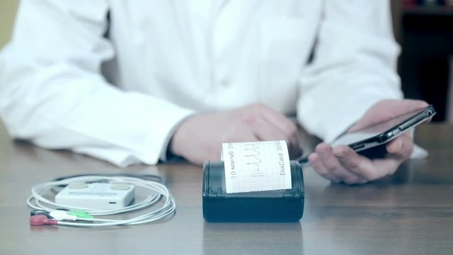 Doctor prints on the ECG ECG printer close-up
