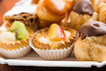 Vassoio di mini desserts vari