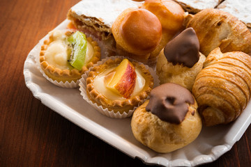 Vassoio di mini desserts vari