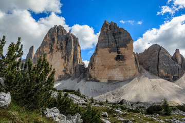 Wunderschöner Blick auf die Drei Zinnen in Süd Tirol, Dolomiten, Italien_003