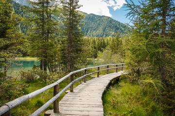 Wanderpfad am Antholzer See in Südtirol