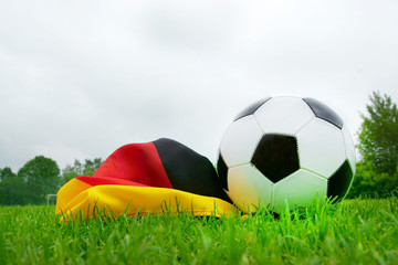 Naklejka premium Fußball, Fussball, Ball, Deutschlandfahne, Rasen, WM, EM, Himmel, Textraum, copy space