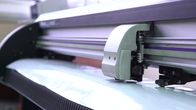Operation of the cutting plotter