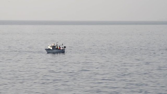 pescatori al lavoro sul mare calmo