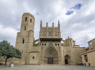 Fototapeta na wymiar La Catedral Santa de la Transfiguración del Señor, también conocida como la Catedral de Santa María Huesca, una iglesia gótica en Huesca, en Aragón, el noreste de España
