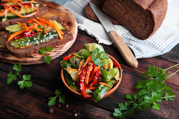 закуска из малосольный огурцов с морковью,перцем,кунжутом 