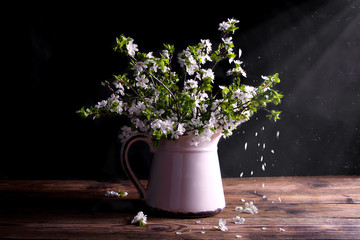 букет весенних цветов в кувшине на столе