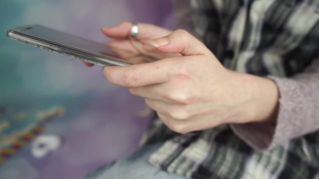 Chica joven usando su tel&eacute;fono m&oacute;vil en casa