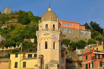 Fototapeta na wymiar Scenic view of colorful village Vernazza, Cinque Terre, Italy