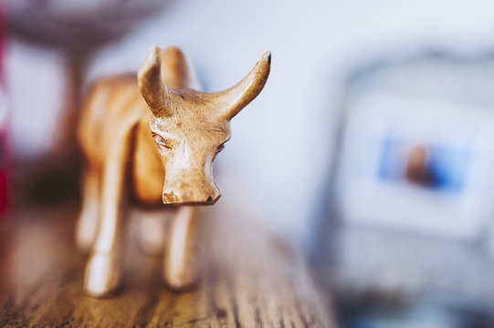 Objet d&eacute;coratif, taureau en bois sculpt&eacute;