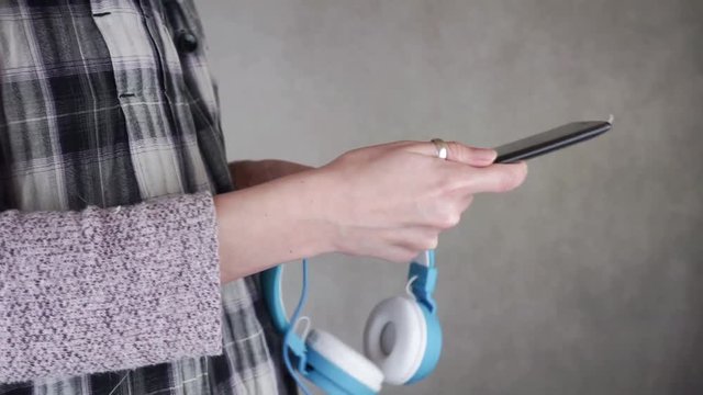 Chica joven usando su tel&eacute;fono m&oacute;vil en casa