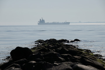 Schiff auf der Ostsee im Morgendunst
