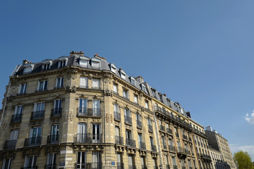 Fototapeta na wymiar immeuble ancien parisien