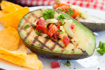 Gegrillte Avocado mit Taco Chips
