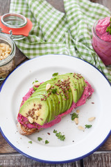 Brot mit Hummus und Avocado