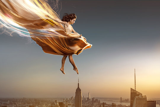 Springende Frau im Abendkleid über New York