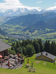 Fototapeta na wymiar Restaurant de montagne face au Mont-Blanc