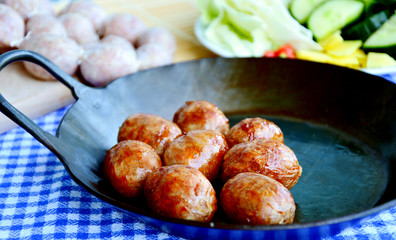 Easten thai sausage (Thai name is Sai Krok Isan) cooked and uncooked  with fresh vegetable.
ground pork with vermicelli,Rice and garlic  Sausage