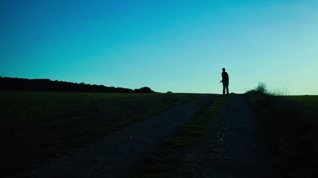 Hombre joven saltando de alegr&iacute;a en el horizonte 
