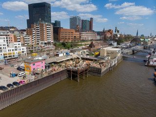 Luftbild der Skyline von St. Pauli, im Vordergrund die Bar "Strandpauli"