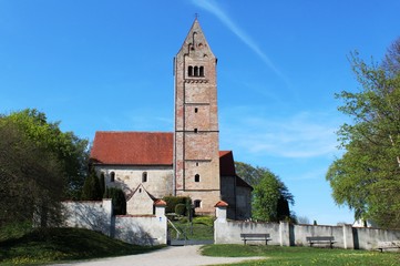 Fototapeta na wymiar St. Georgskirche, gebaut 1180, Ostallgäu