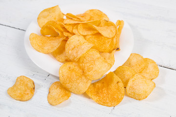 potato chips on white wooden background