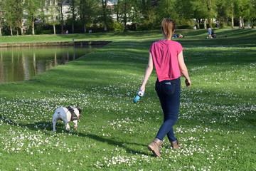balade parc bouledogue francais femme