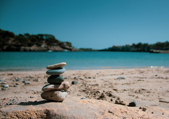 Piedras en la arena de la playa