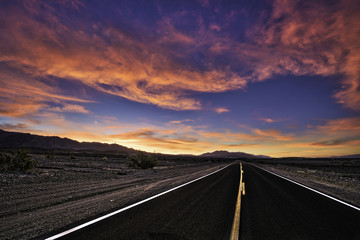 Obraz na płótnie Canvas Death Valley Highway