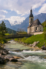 Fototapeta na wymiar Ramsau bei Berchtesgaden in den Alpen an einem Tag im Frühling