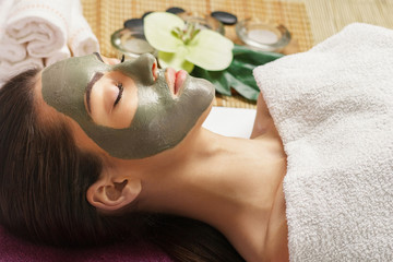 Obraz na płótnie Canvas Face peeling mask, spa beauty treatment, skincare. Woman getting facial care by beautician at spa salon, close-up.Spa clay mask on femele face.